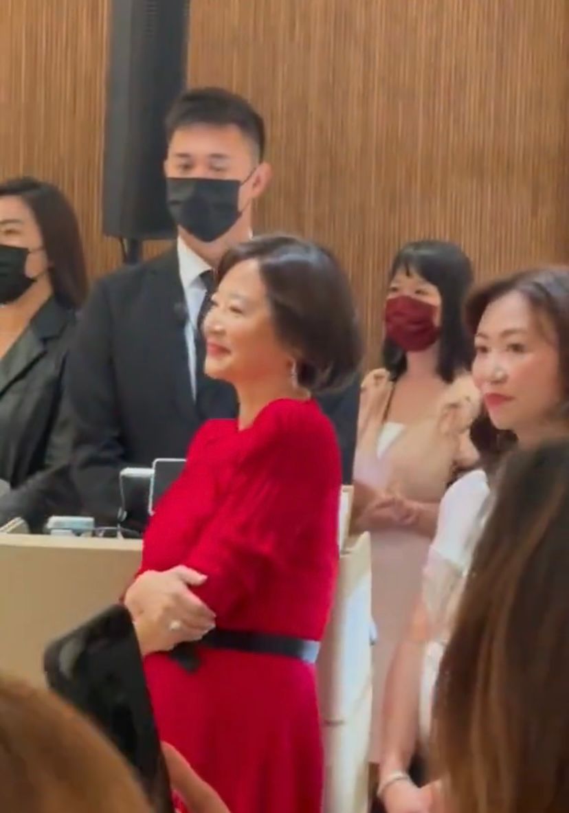 她以一身紅裙現身。